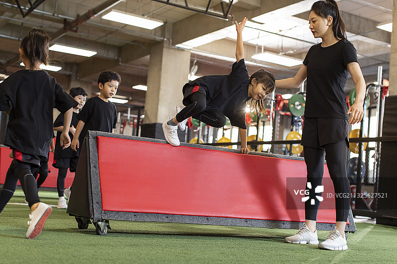 儿童在教练的指导下进行体能训练图片素材