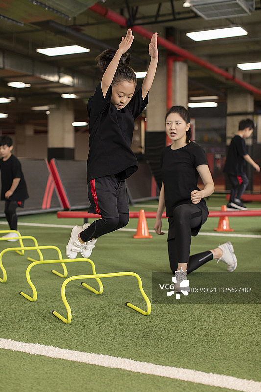 儿童在教练的指导下进行体能训练图片素材