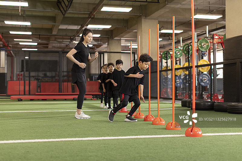 儿童在教练的指导下进行体能训练图片素材