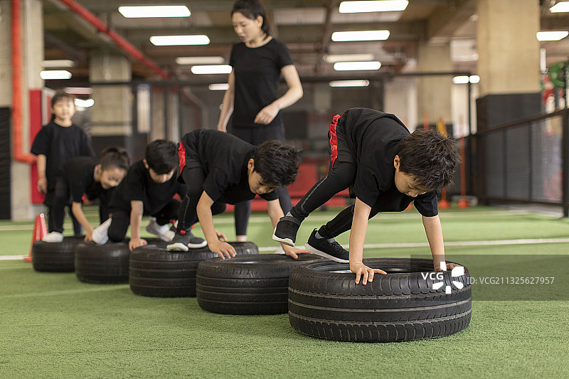 儿童在教练的指导下进行体能训练图片素材