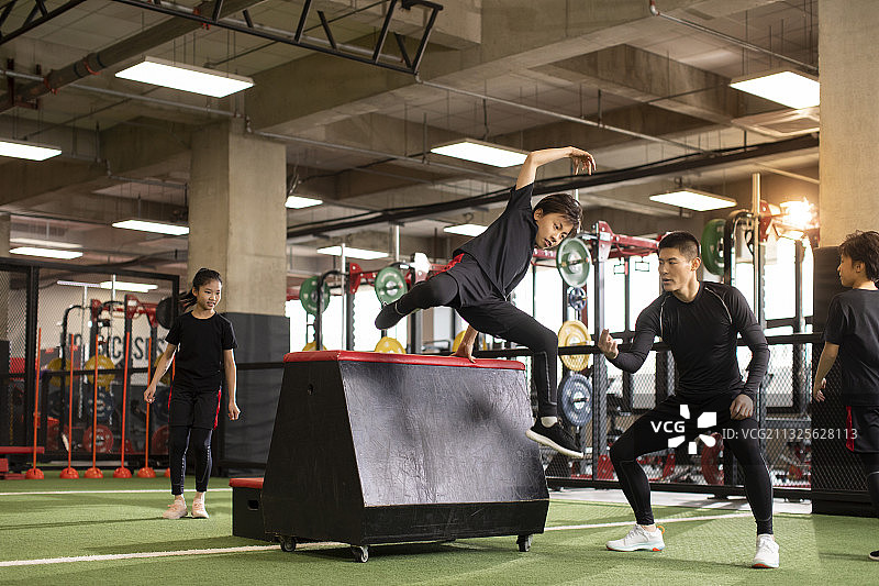 儿童在教练的指导下进行体能训练图片素材