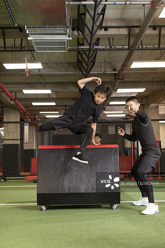 儿童在教练的指导下进行体能训练图片素材
