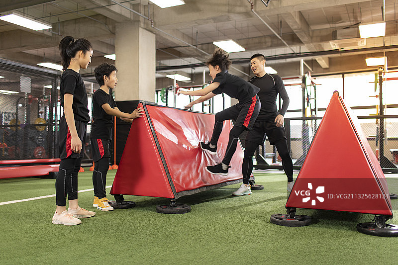 儿童在教练的指导下进行体能训练图片素材