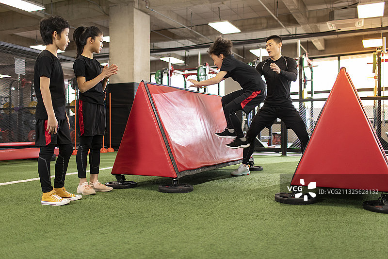 儿童在教练的指导下进行体能训练图片素材