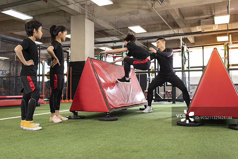 儿童在教练的指导下进行体能训练图片素材