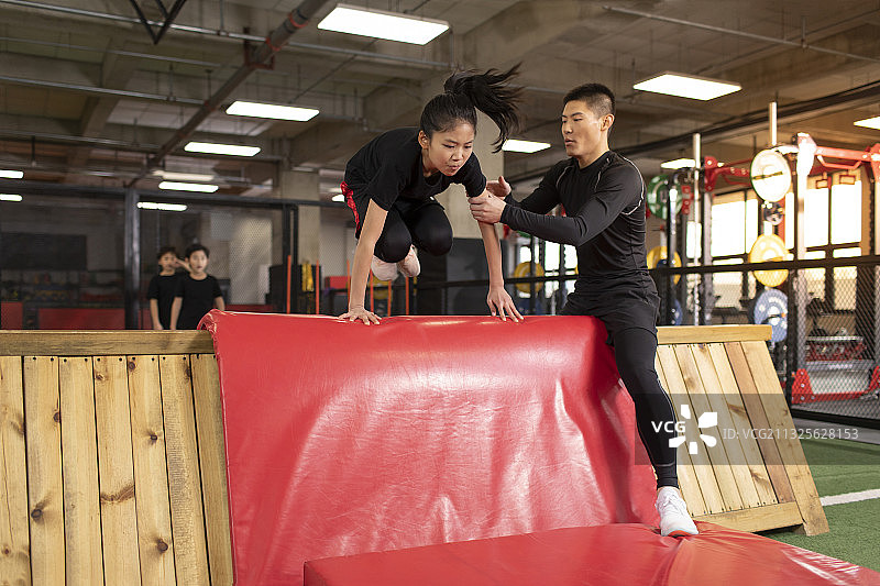 儿童在教练的指导下进行体能训练图片素材