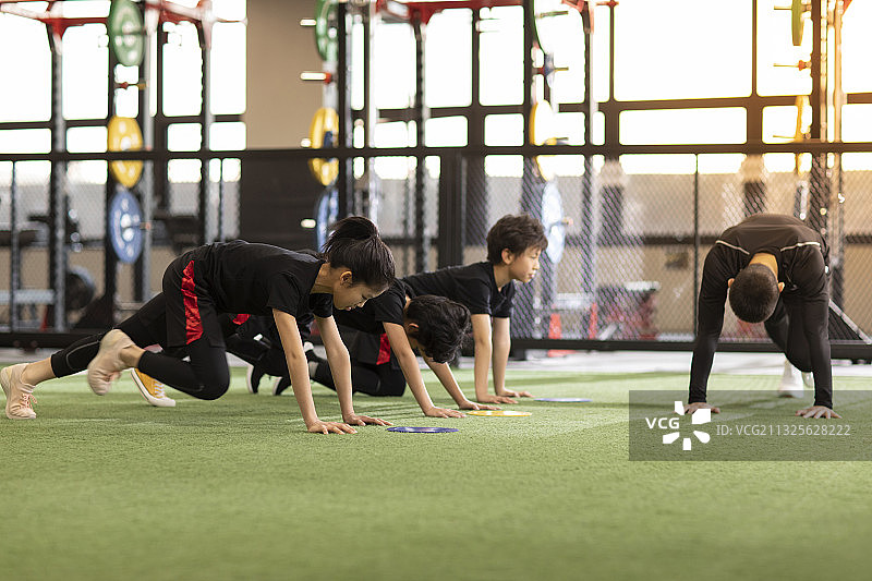 儿童在教练的指导下进行体能训练图片素材