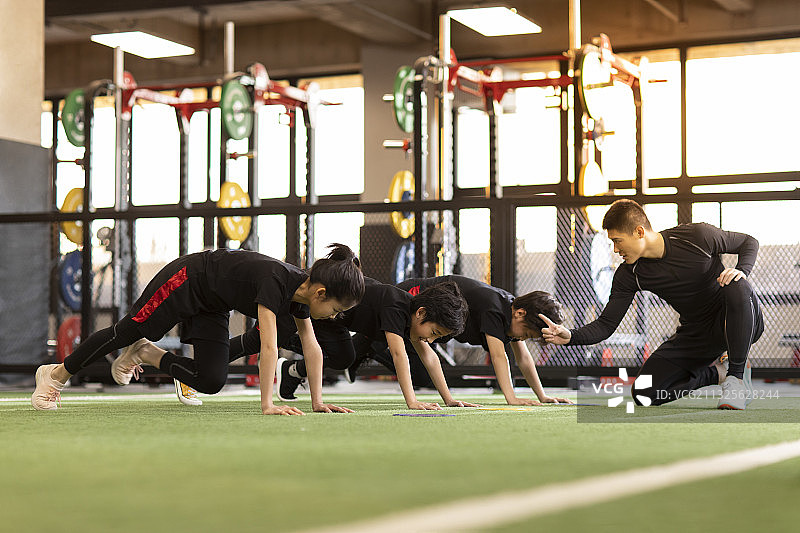 儿童在教练的指导下进行体能训练图片素材
