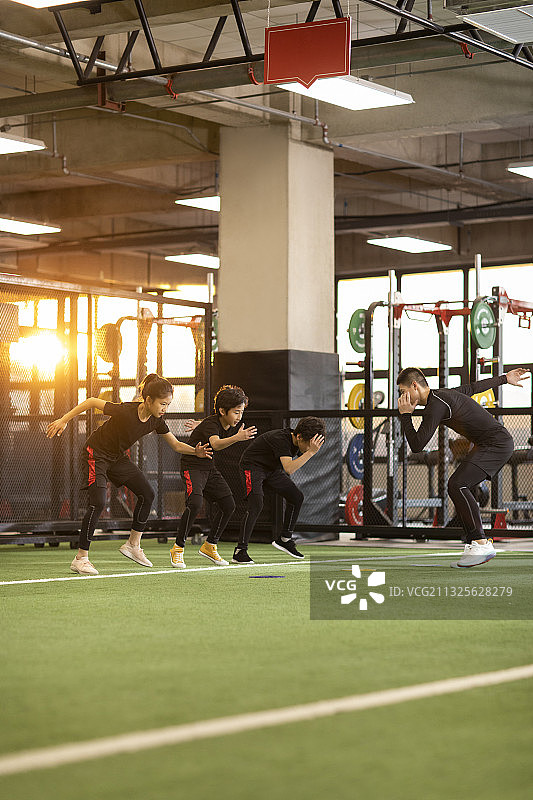 儿童在教练的指导下进行体能训练图片素材