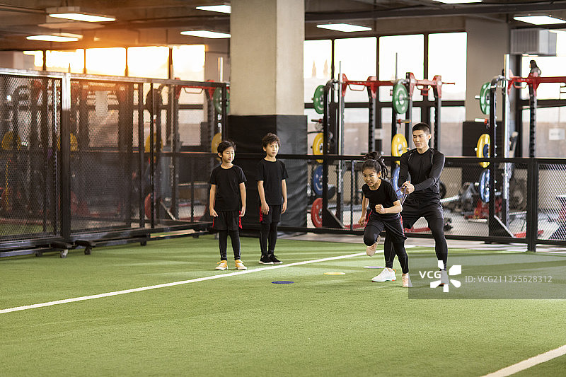 儿童在教练的指导下进行体能训练图片素材