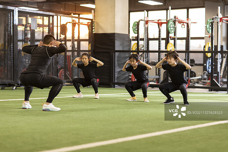 儿童在教练的指导下进行体能训练图片素材