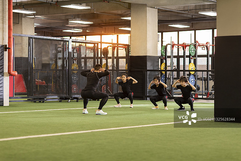 儿童在教练的指导下进行体能训练图片素材