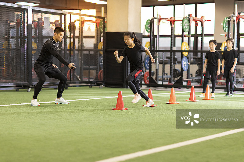 儿童在教练的指导下进行体能训练图片素材