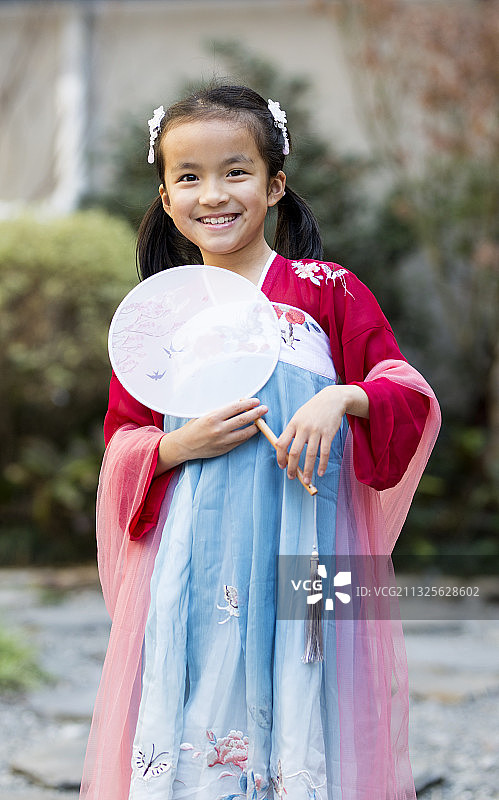 过年时，女儿穿汉服，开心地叫我给她拍照片。图片素材