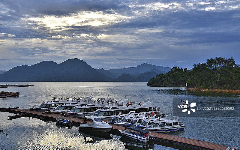 暮色中的太平湖游艇码头图片素材