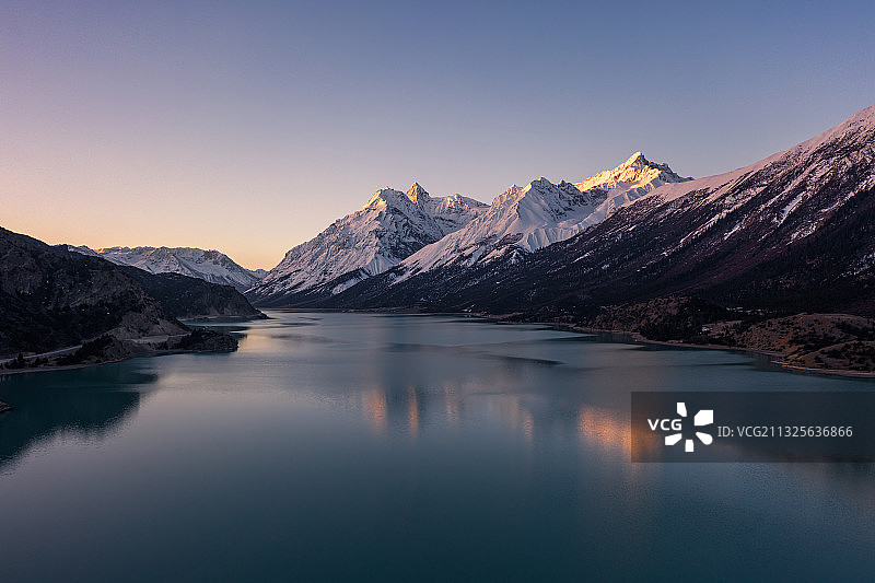 航拍然乌湖雪山图片素材
