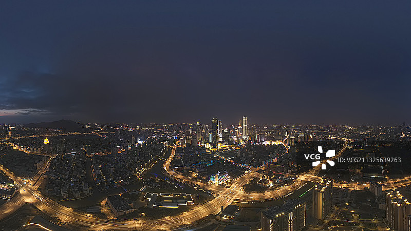 蓝调时刻的江苏无锡解放西路西水东及市区市中心航拍照图片素材