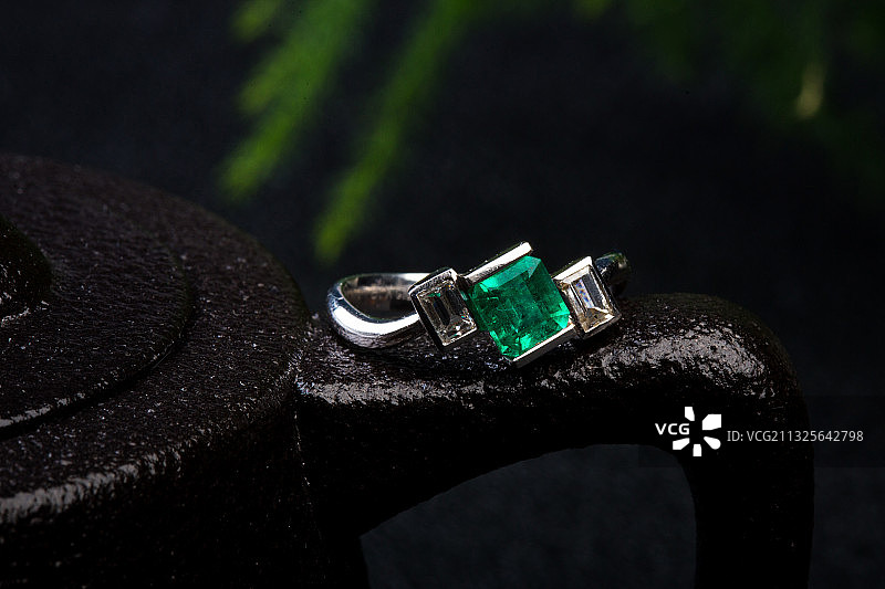 绿宝石戒指特写图片素材
