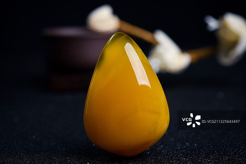 蜜蜡挂件特写图片素材