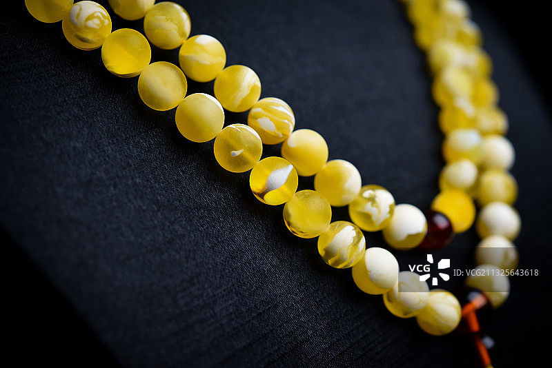 蜜蜡念珠特写图片素材