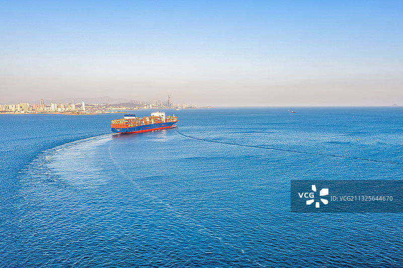 满载集装箱的大型货轮驶向青岛市图片素材