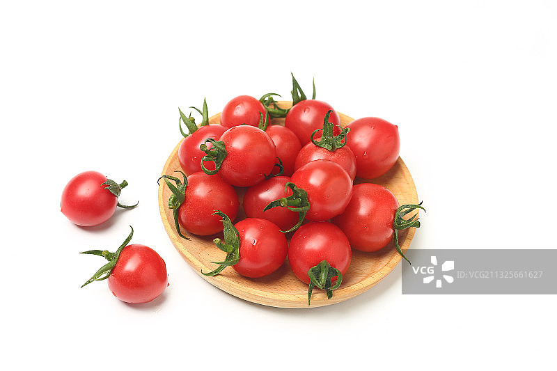 圣女果樱桃西红柿放在木盘里在纯白色背景上图片素材