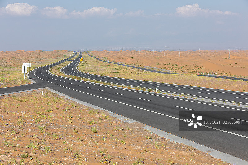 阿拉善通往英雄会主会场的沙漠公路图片素材