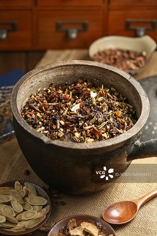中药砂锅和中药碟子放在深色背景上图片素材