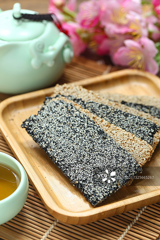 芝麻酥糖放在竹盘里图片素材