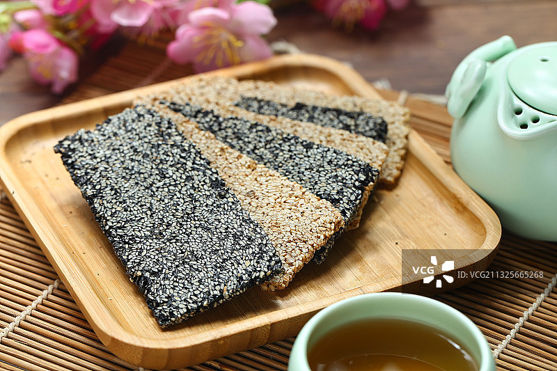 芝麻酥糖放在竹盘里图片素材
