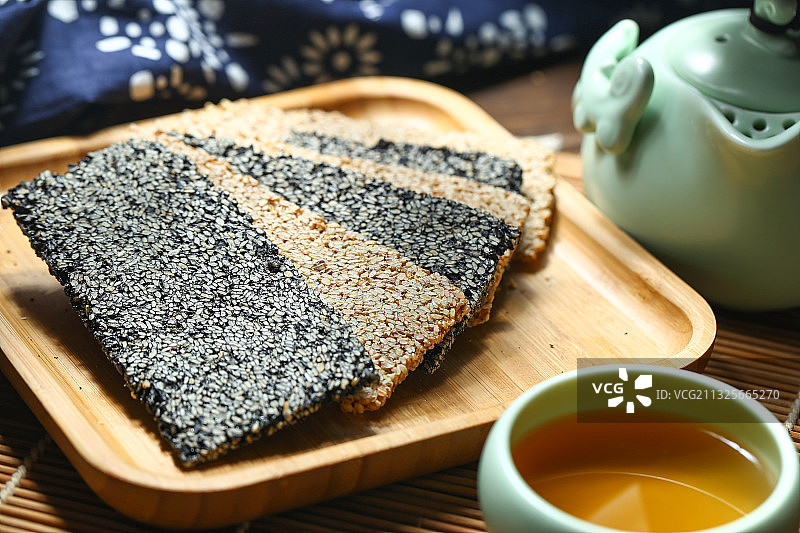 芝麻酥糖放在竹盘里图片素材
