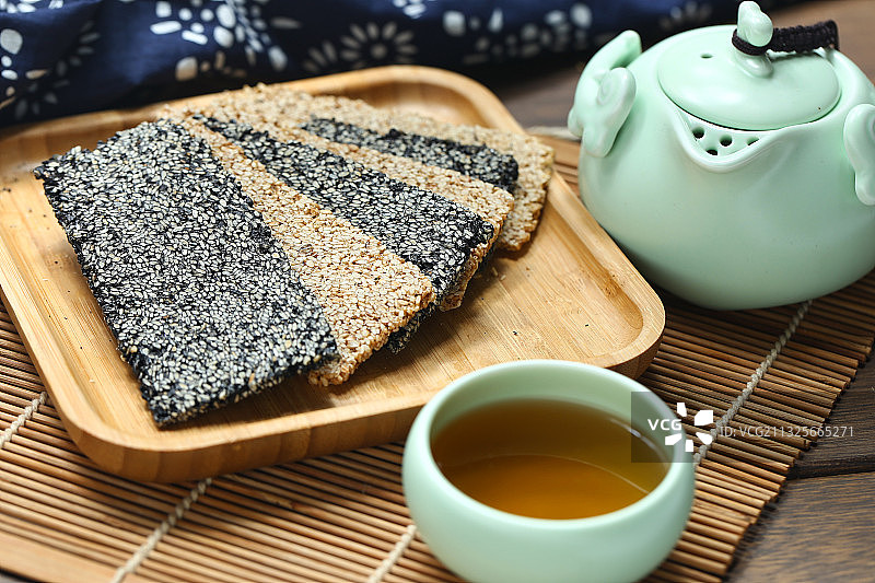 芝麻酥糖放在竹盘里图片素材