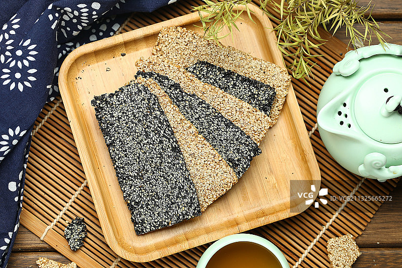 芝麻酥糖放在竹盘里图片素材