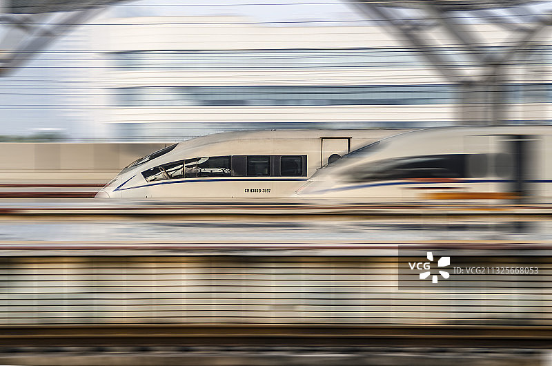 站台上的高铁图片素材