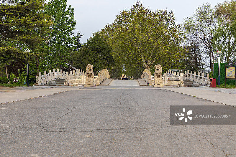 中国河南开封铁塔公园春天户外风光图片素材