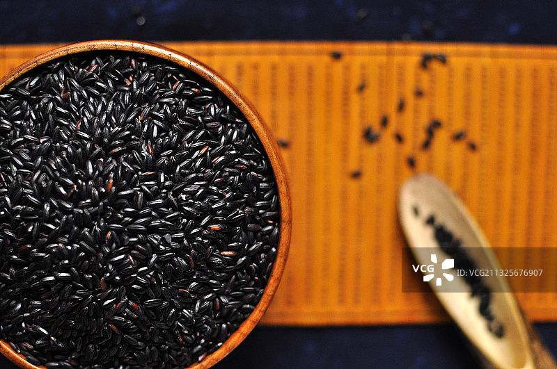 俯拍碗里的紫米黑米图片素材