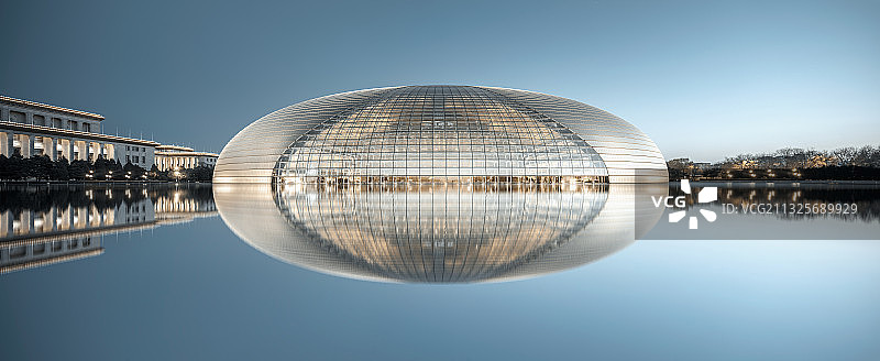 蓝调时刻的国家大剧院图片素材