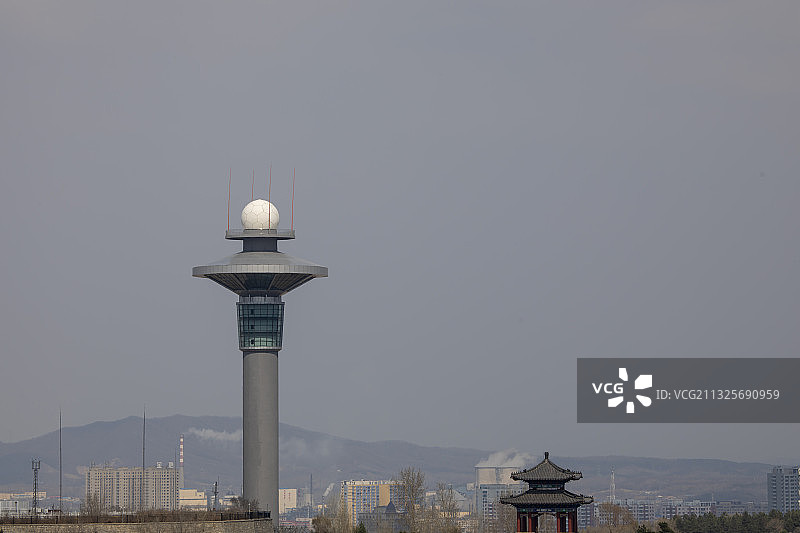 吉林省吉林市桃源山顶新一代气象雷达观测塔楼。图片素材