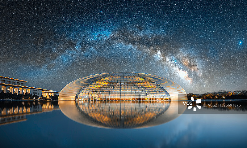 银河拱桥下的国家大剧院图片素材