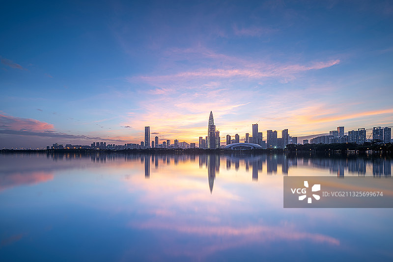 深圳海岸线城市天际线夜景倒影图片素材