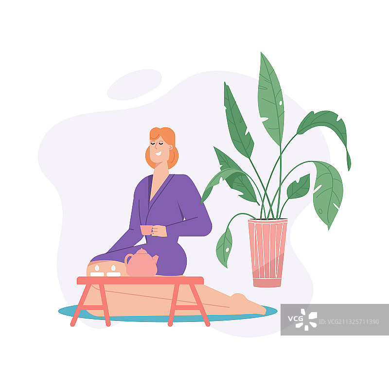 穿着浴袍喝茶放松的快乐女人图片素材