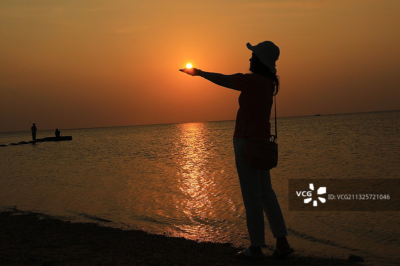 湛江徐闻南极村海滩夕阳图片素材