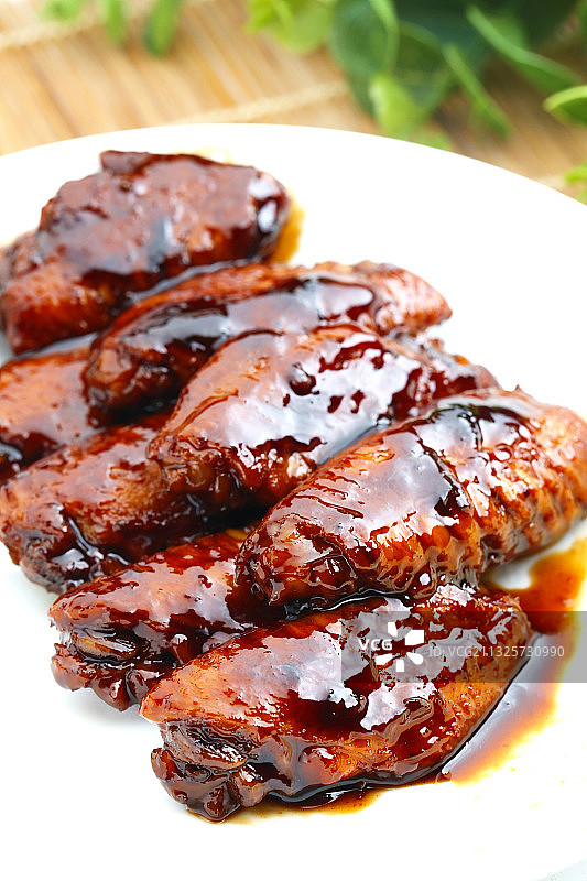 可乐鸡翅放在白色盘子里图片素材