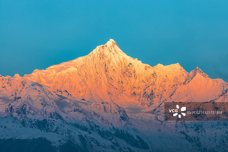 梅里雪山卡瓦格博峰图片素材