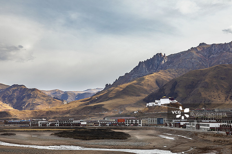 夕阳下的西藏索县赞丹寺图片素材