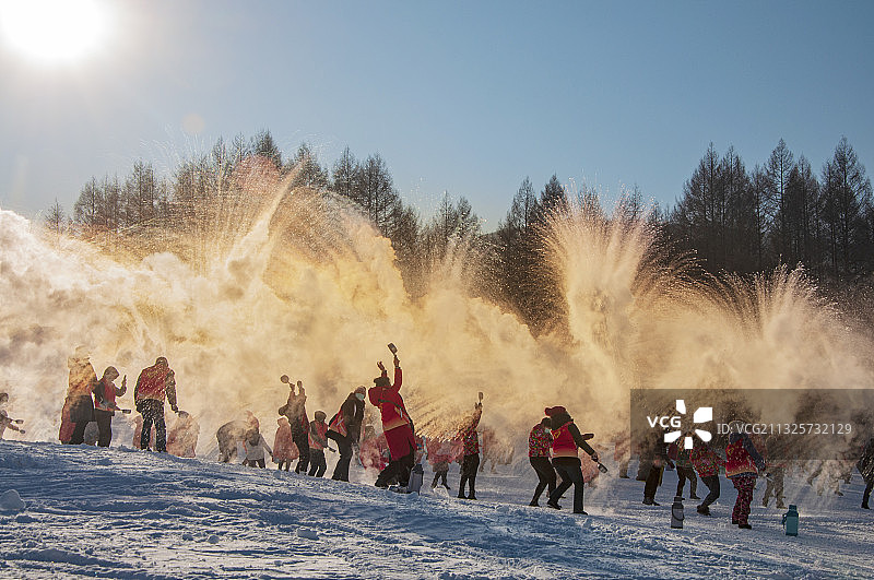 泼水成冰图片素材