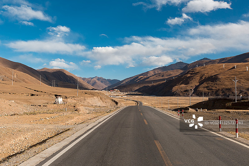 西藏日喀则市南木林县的公路图片素材