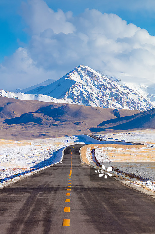 西藏阿里地区境内的公路图片素材