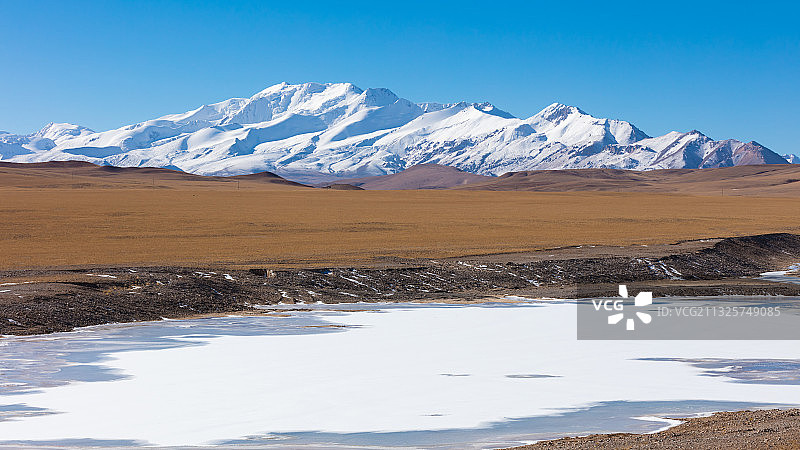 西藏阿里地区改则县的夏岗江雪山图片素材