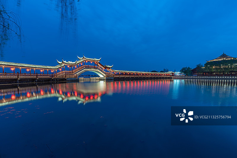 苏州锦溪古镇古廊桥夜景图片素材